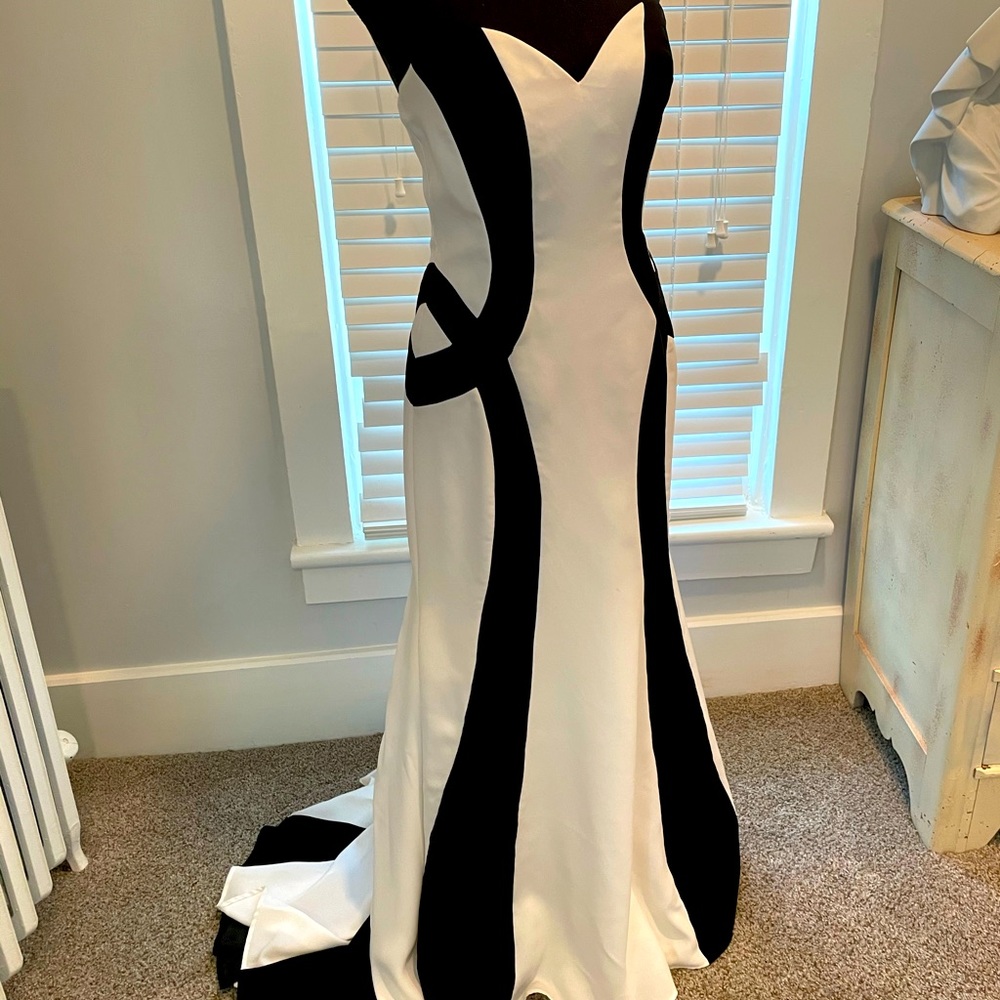 Mori Lee Beautiful Black and White evening/prom dress